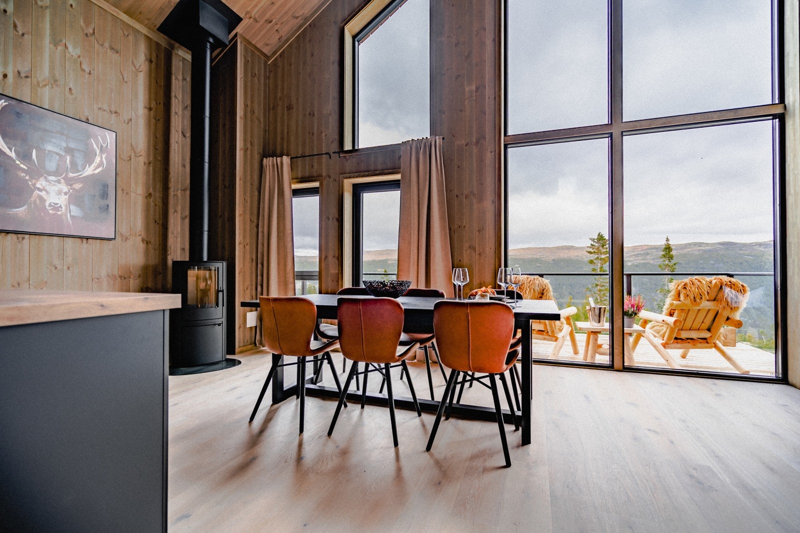 Sjekk vinduene som strekker seg helt fra gulvet og taket Galleribilde