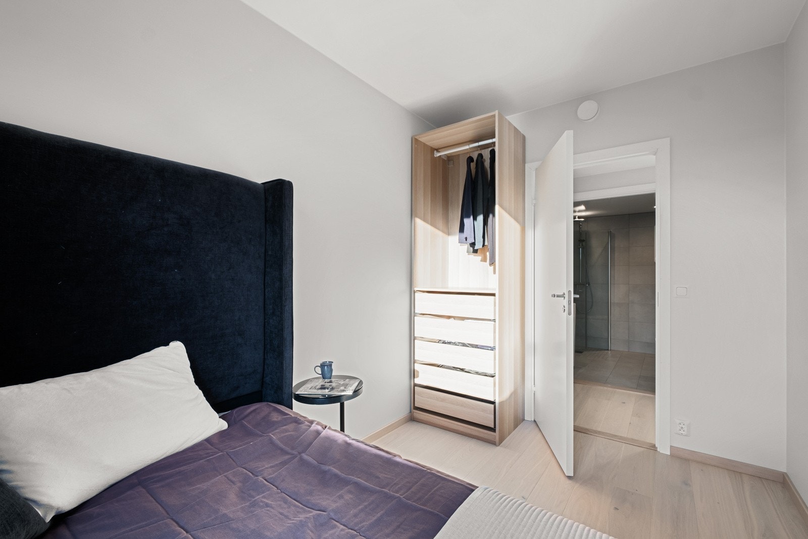 Soverom 2 har god plass til dobbeltseng, nattbord og garderobeløsning. Galleribilde