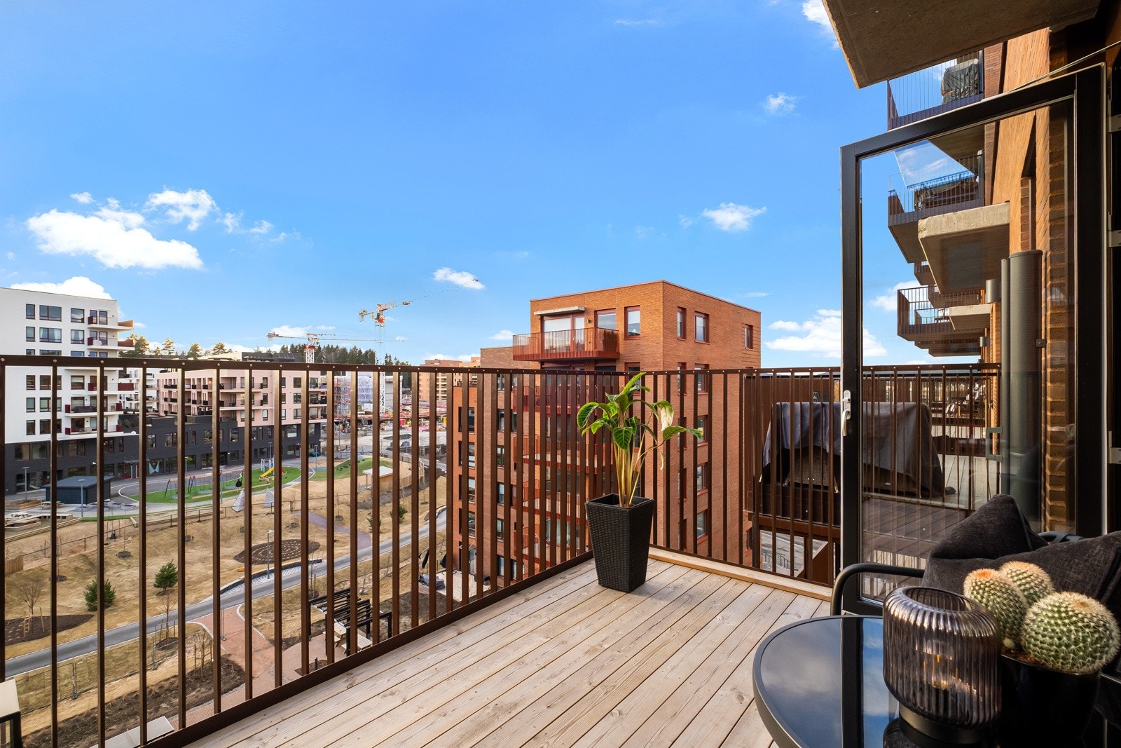 Leiligheten er i øverste etasje og byr på fin utsikt. Galleribilde