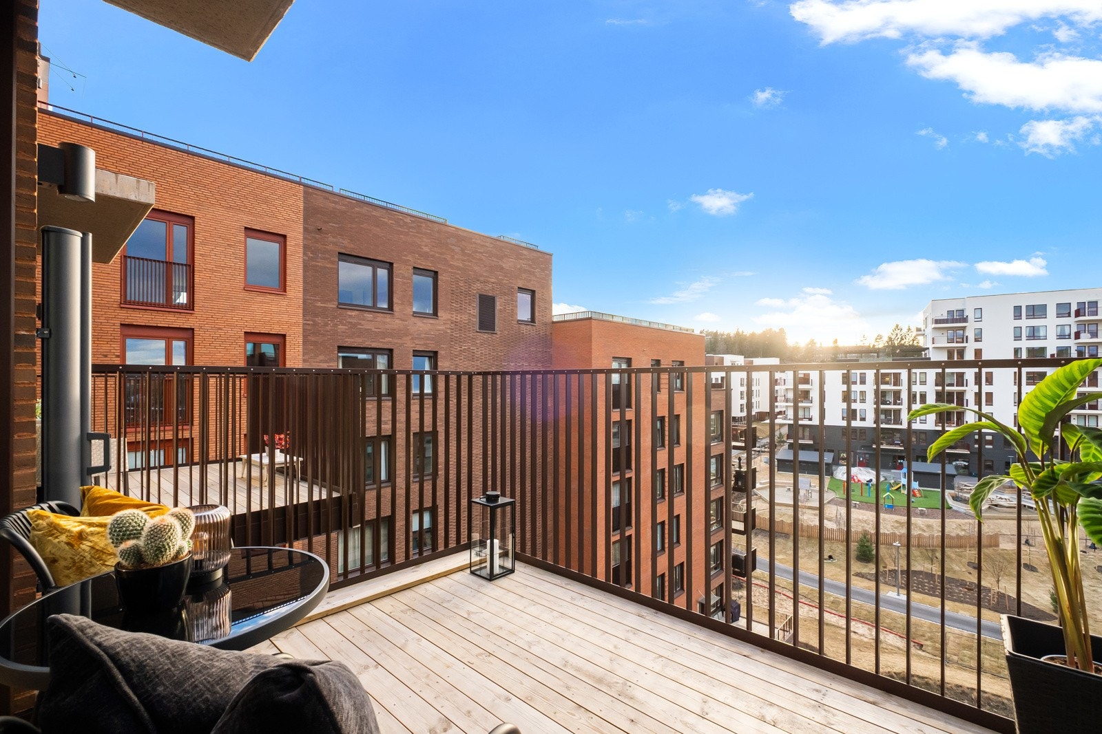 Balkongen har levegger man kan dra ut for mer privatliv. Galleribilde