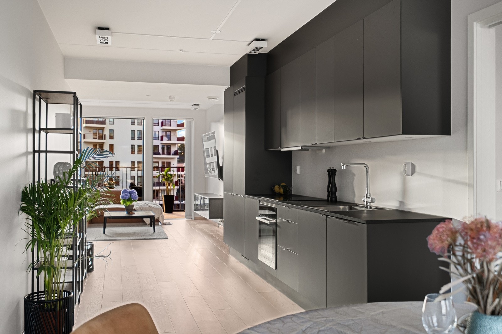 Kjøkkeninnrdeningen bstår av en mekanisk vifte over koketopp og ovn, laminert benkeplate, belysning under overskap, integrert kjøleskap og fryser, kum med ettgreps blandebatteri, samt en oppvaskmaskin skjult i benkeplassen. Galleribilde