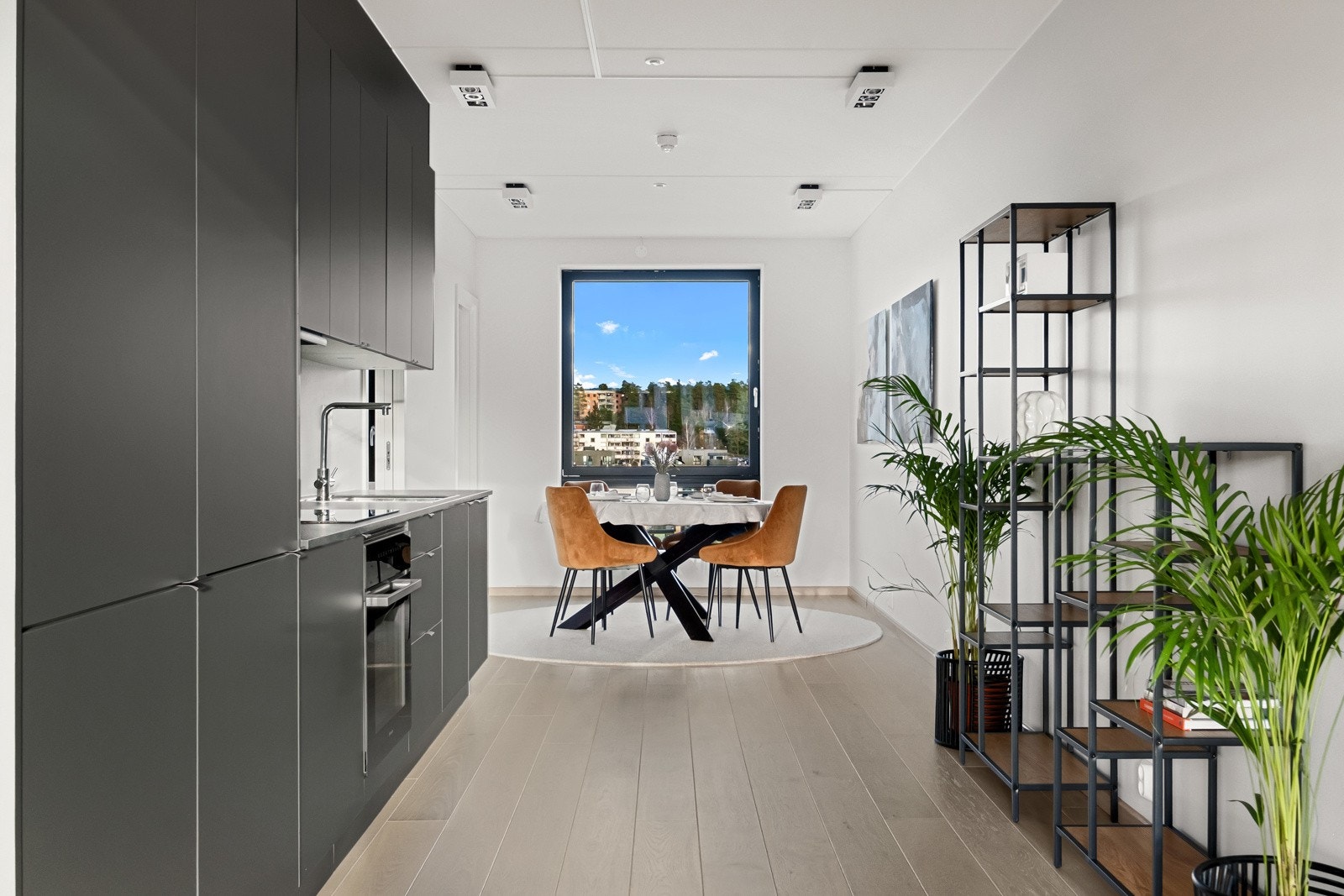 Den åpne løsningen mellom stue og kjøkken gir gode rammer for det sosiale og hverdagslige. Galleribilde