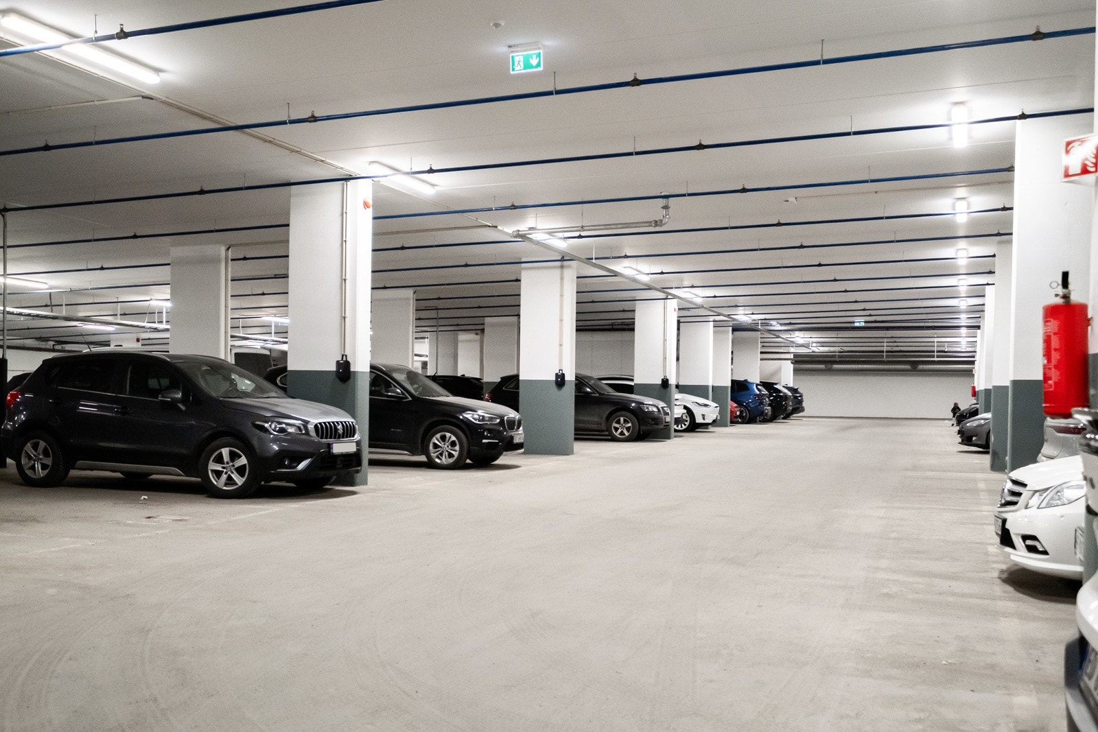 Det medfølger garasjeplass med elbil-lader. Galleribilde