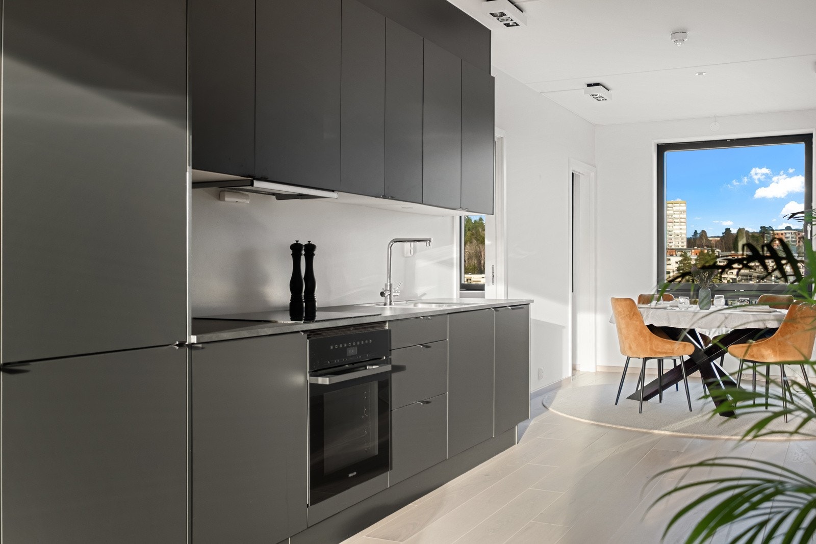 Moderne SIGDAL kjøkken med intergrete hvitvarer. Galleribilde