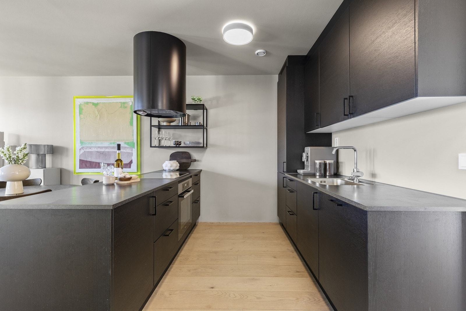 Kjøkkenet har integrert kjøleskap med fryser, oppvaskmaskin, stekeovn og induksjonstopp. Galleribilde