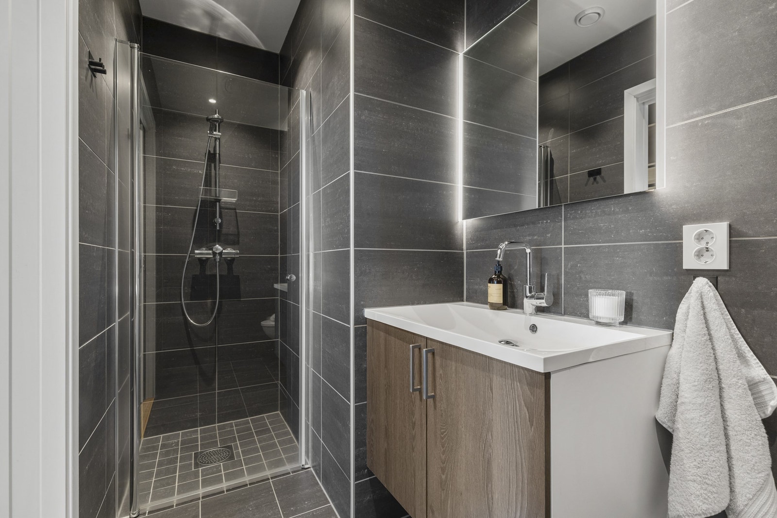 Moderne baderom fra byggeår på hovedsoverommet. Galleribilde