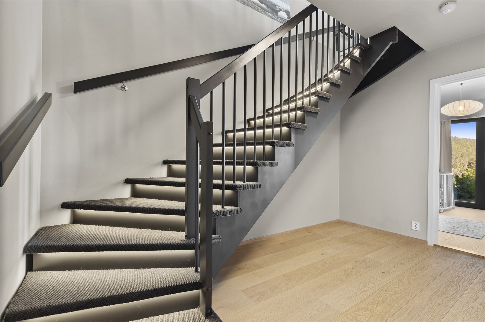 Stilig lys under trappene som et tilvalg. Galleribilde