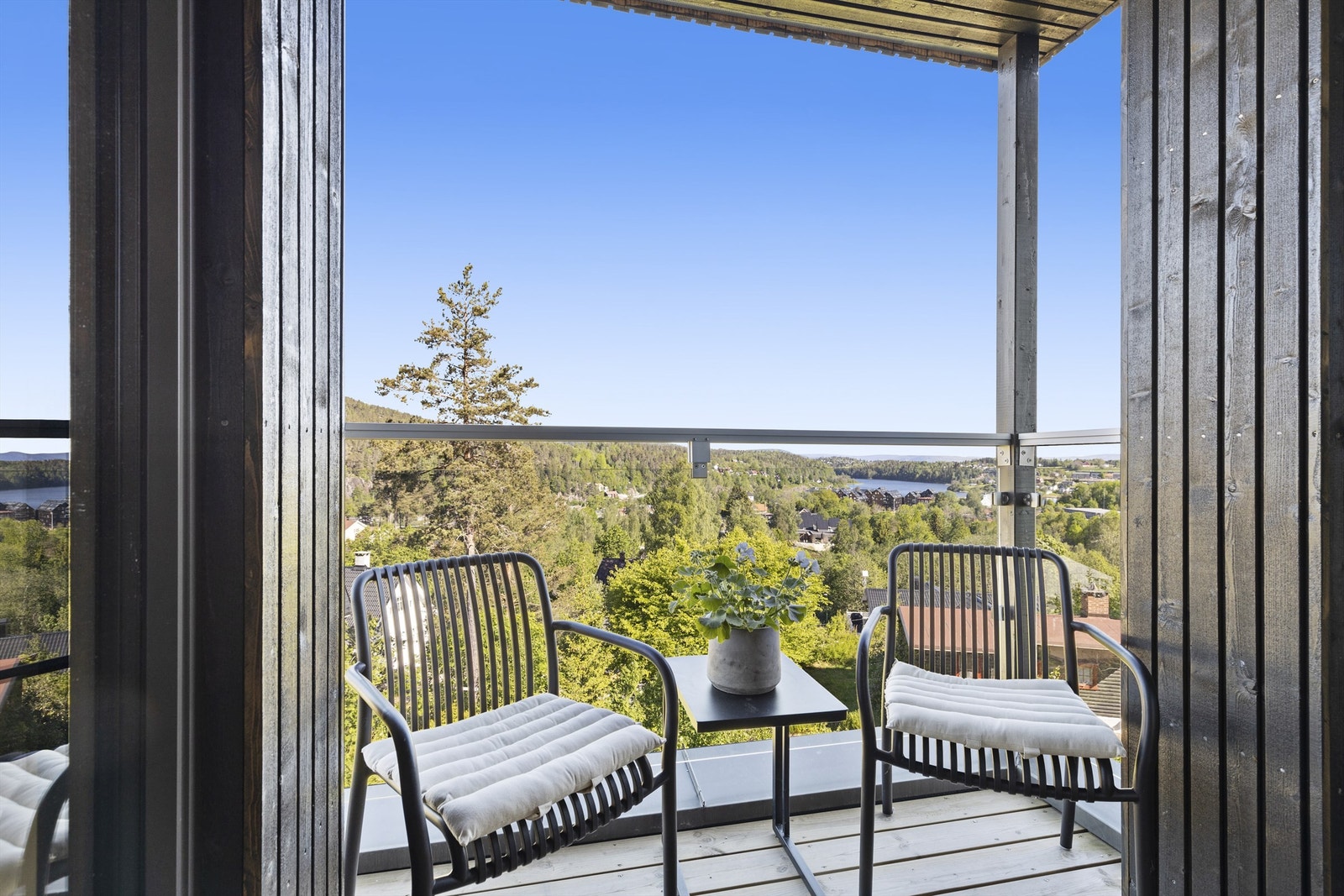 Fra stuen er det utgang til nord-vendt altan på 3kvm. Galleribilde