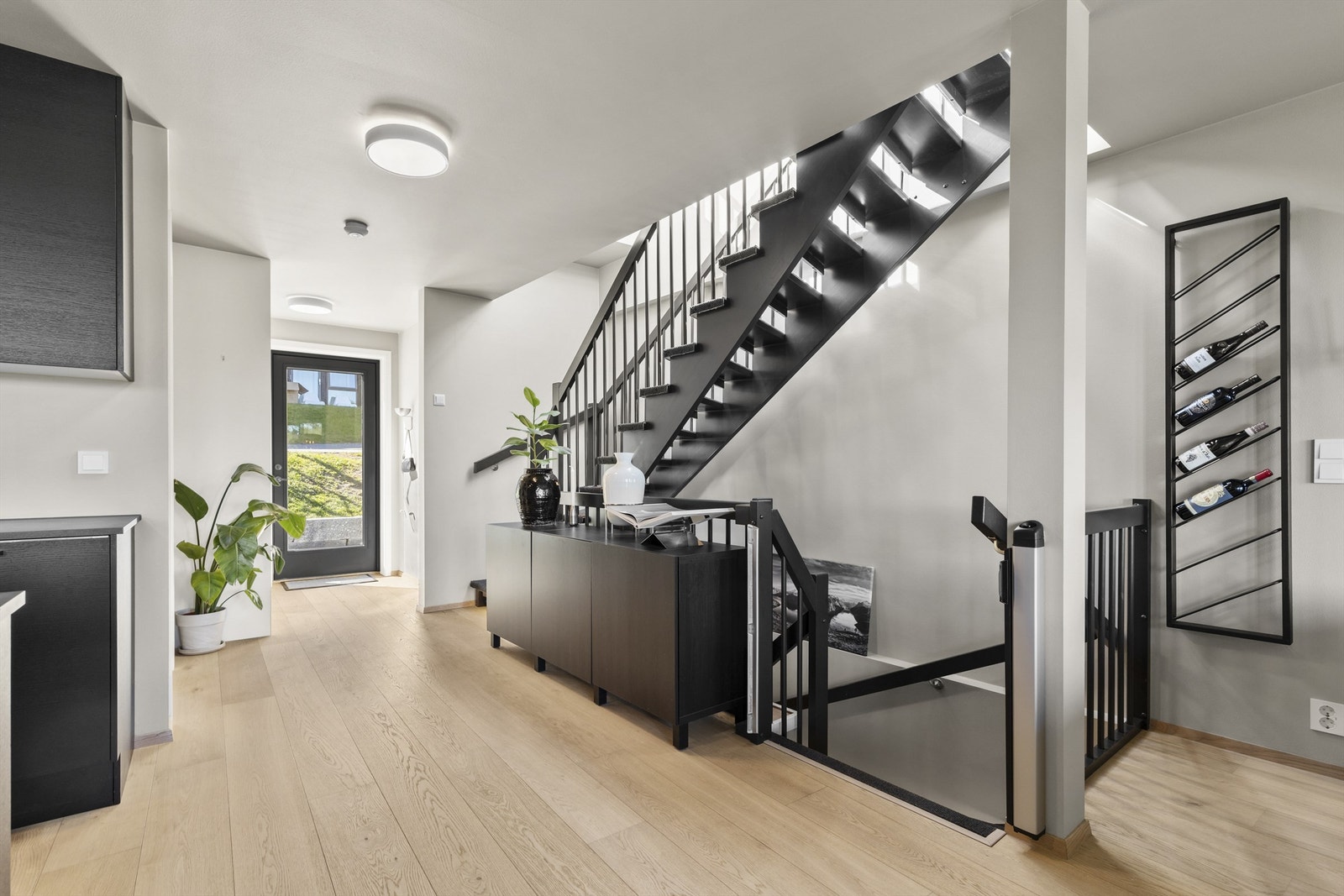 Videre ned i underetasjen har du to baderom, to soverom og teknisk rom/bod. Galleribilde