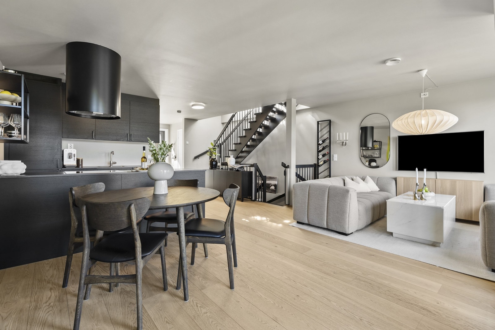 Åpen stue/kjøkken løsning med god plass til spisebord. Galleribilde