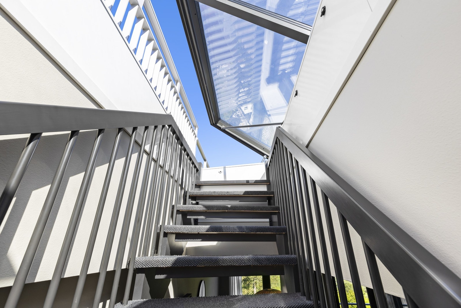 Fra 1.etasje er det trapp opp til takterrassen. Galleribilde