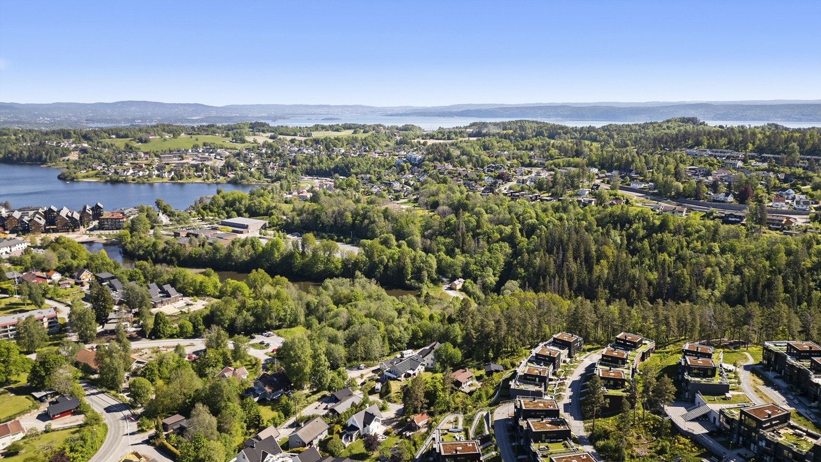 Heggedal sentrum har gjennomgått en omfattende utvikling og har et variert tilbud med butikker, restauranter, kafeer og nødvendige fasiliteter. Galleribilde
