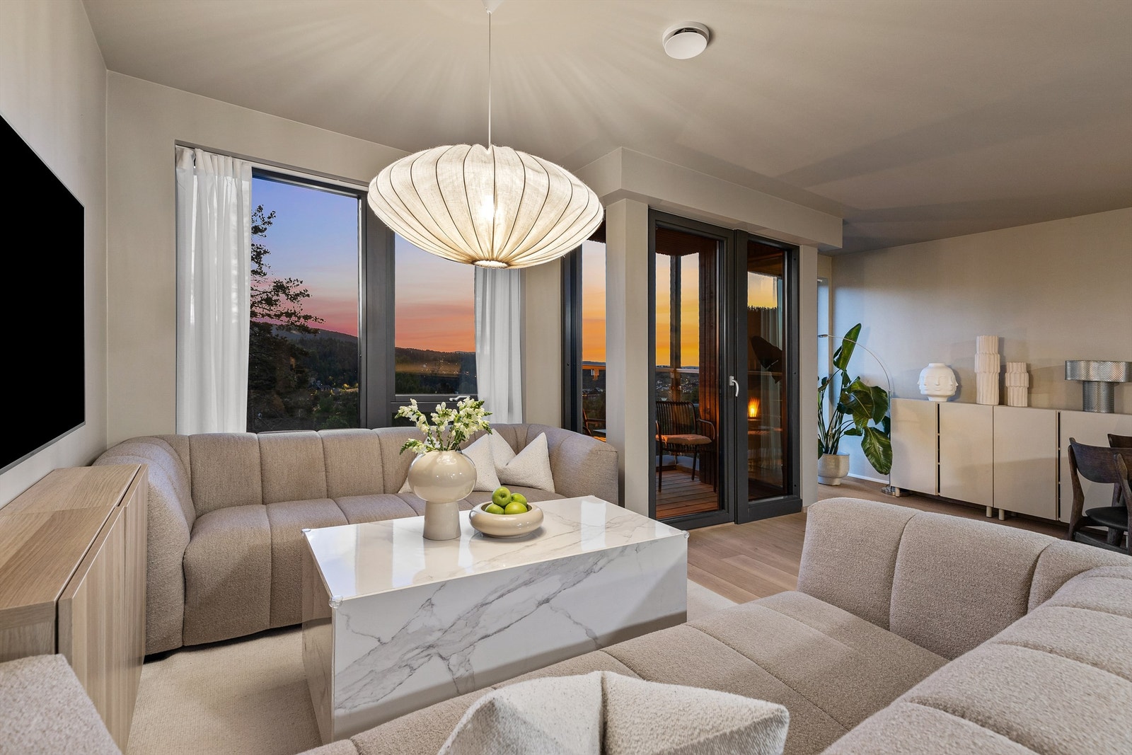 I stuen er det store vindusflater, som slipper inn store mengder naturlig lys Galleribilde