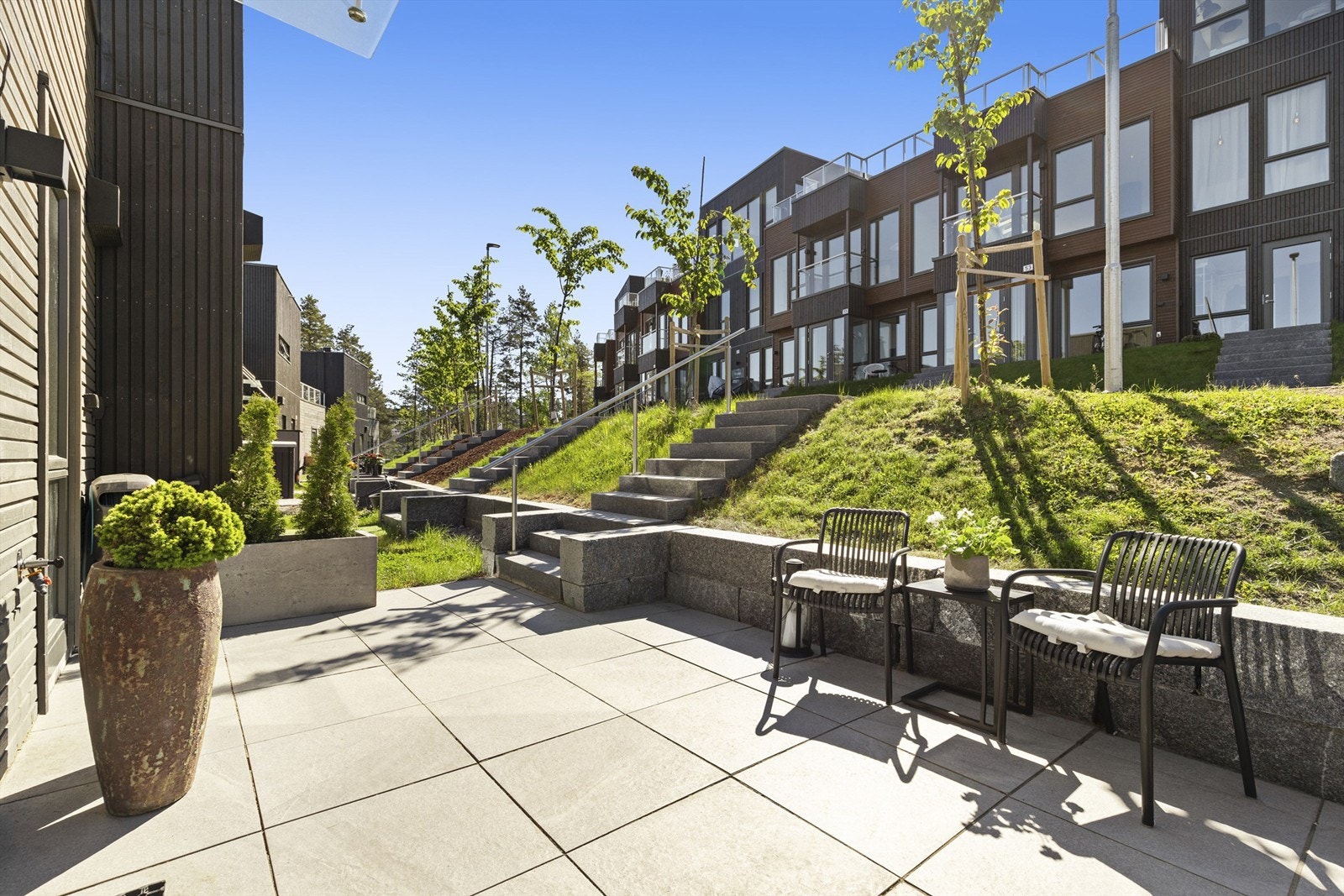 Koselig inngangsparti med steinlagt platting på 16 kvm. Galleribilde