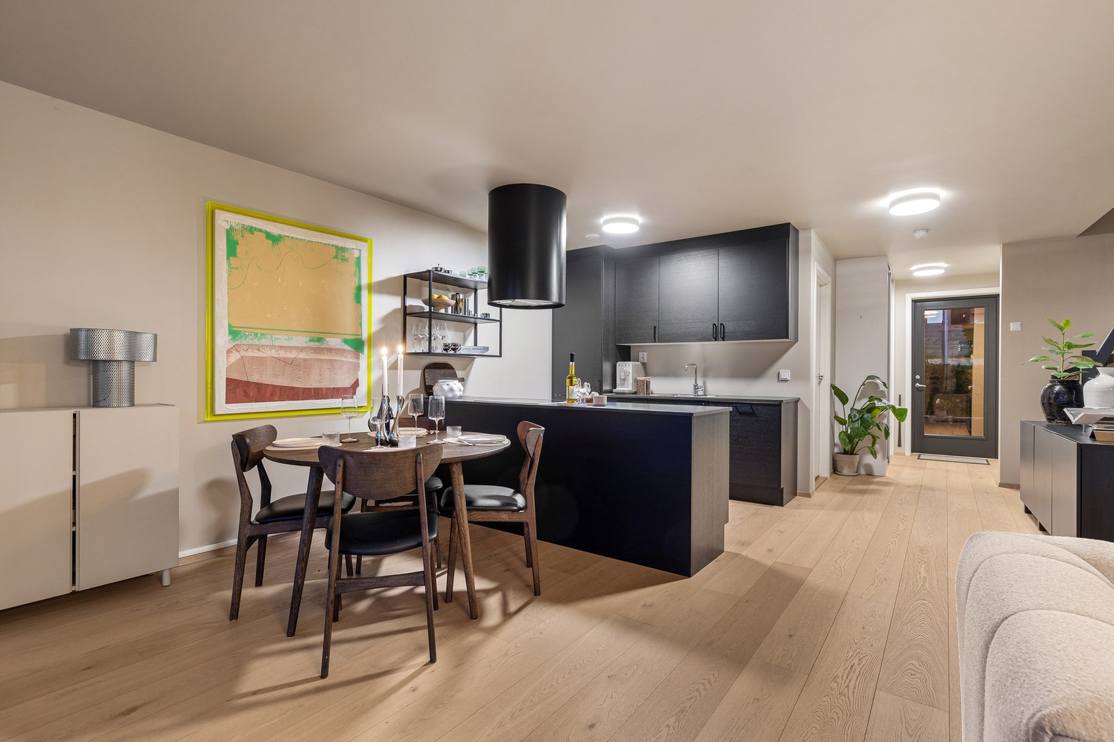 Boligen er oppført i en moderne stil som går igjen gjennom hele huset. Galleribilde