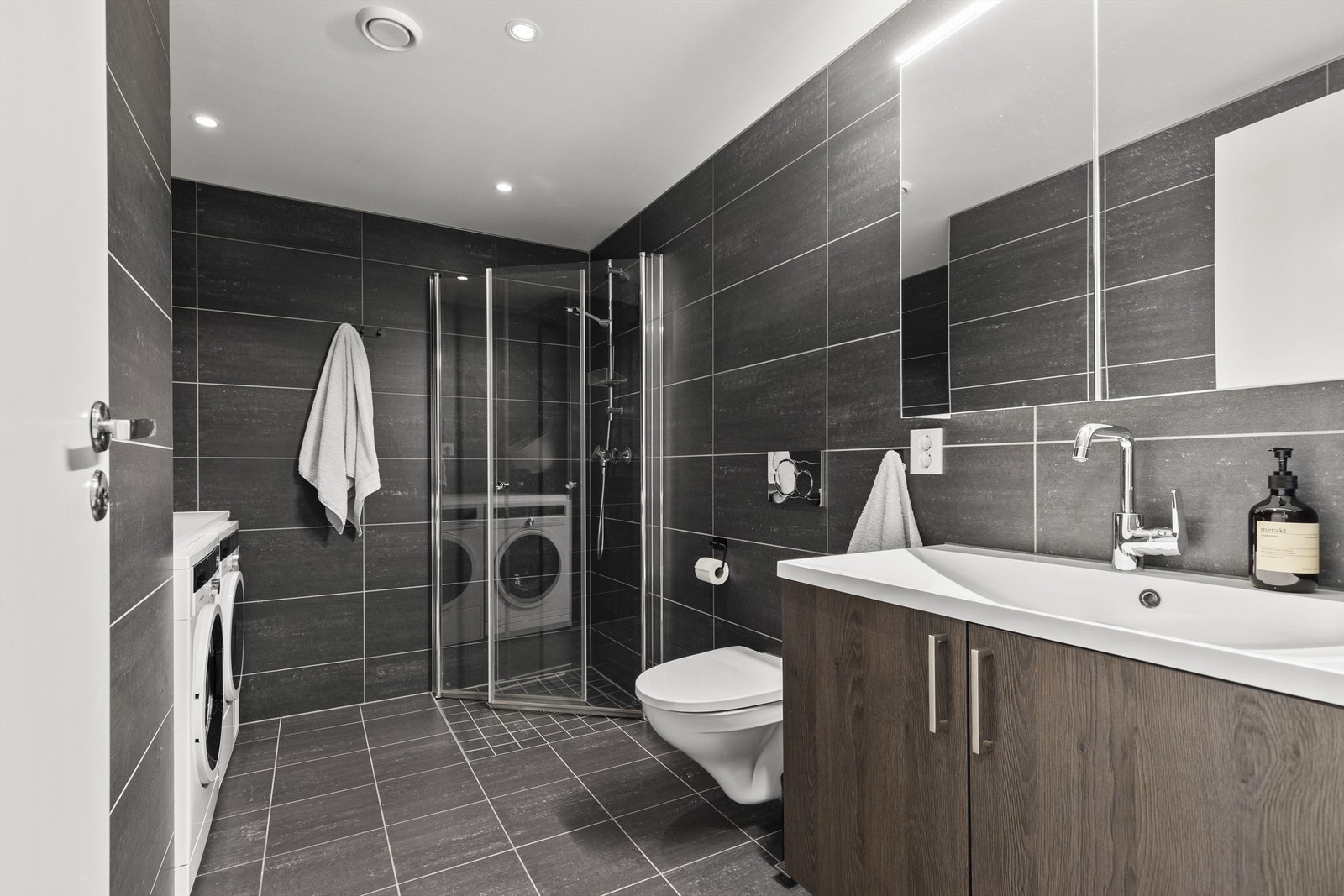 Stor og fint baderom fra byggeår. Flislagt gulv med varme og flislagte vegger. Galleribilde