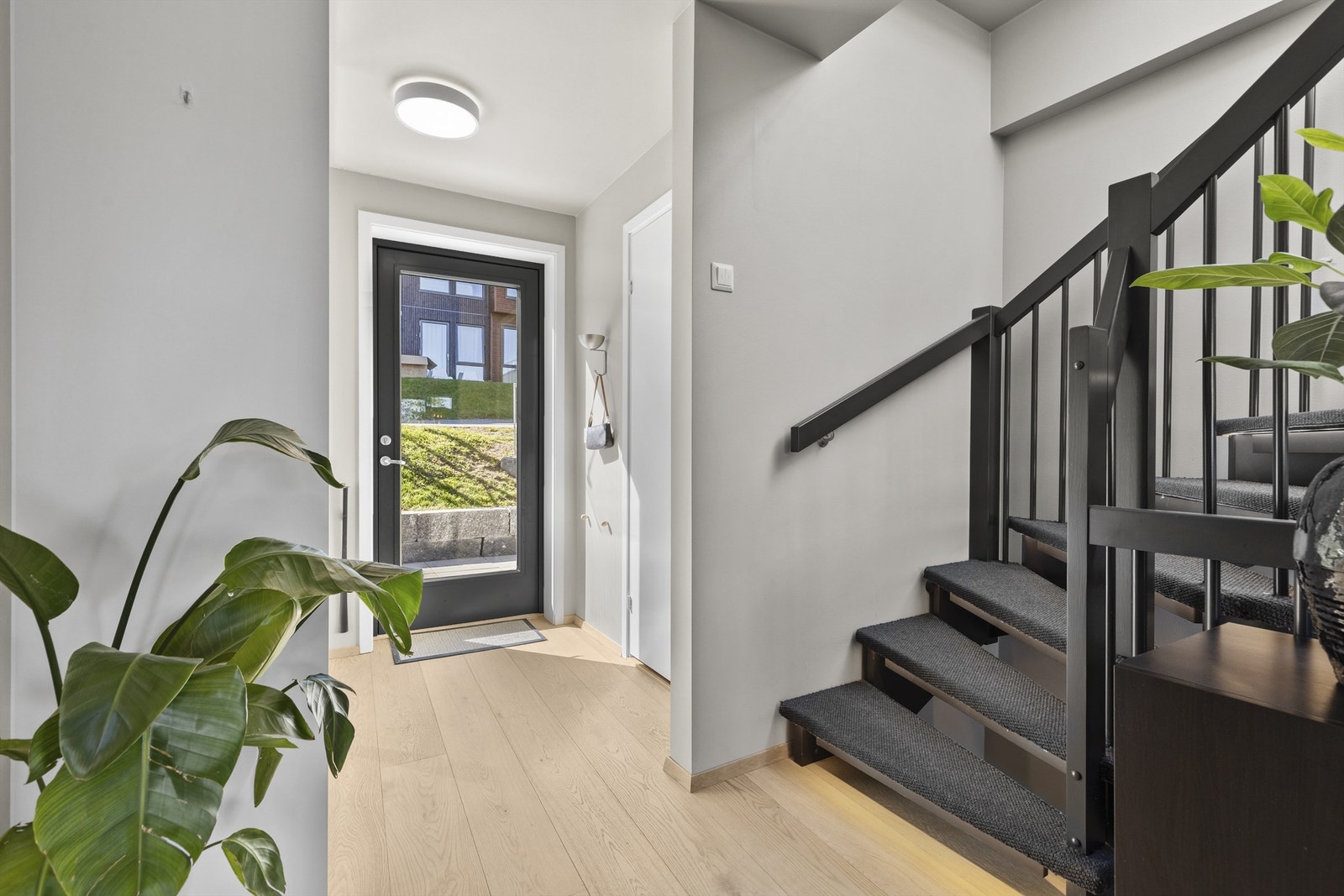 Lys entré med stor integrert skyvedørsgarderobe langs veggen. Fra entreén er det adkomst til toalettrom og et soverom, samt rett inn til stuen. Galleribilde