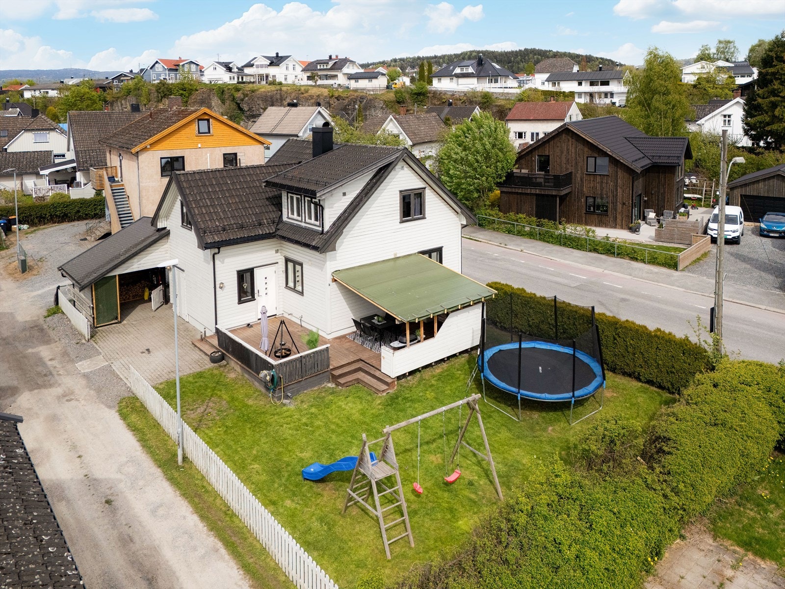 Boligen har fine uteområder med stor, delvis overbygget terrasse og deilig hage med god plass til lek og aktiviteter. Galleribilde