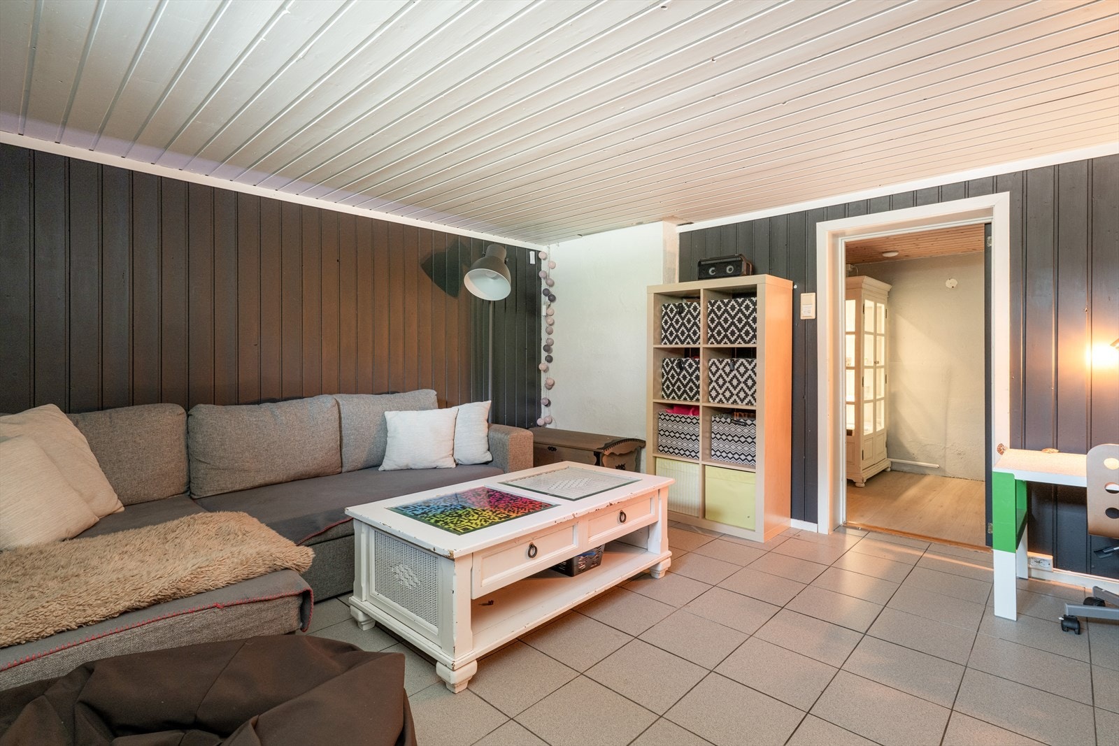 Kjellerstue er innredet og omgjort uten at dette er søkt om og uten at nødvendig godkjennelse er gitt av kommunen. Galleribilde