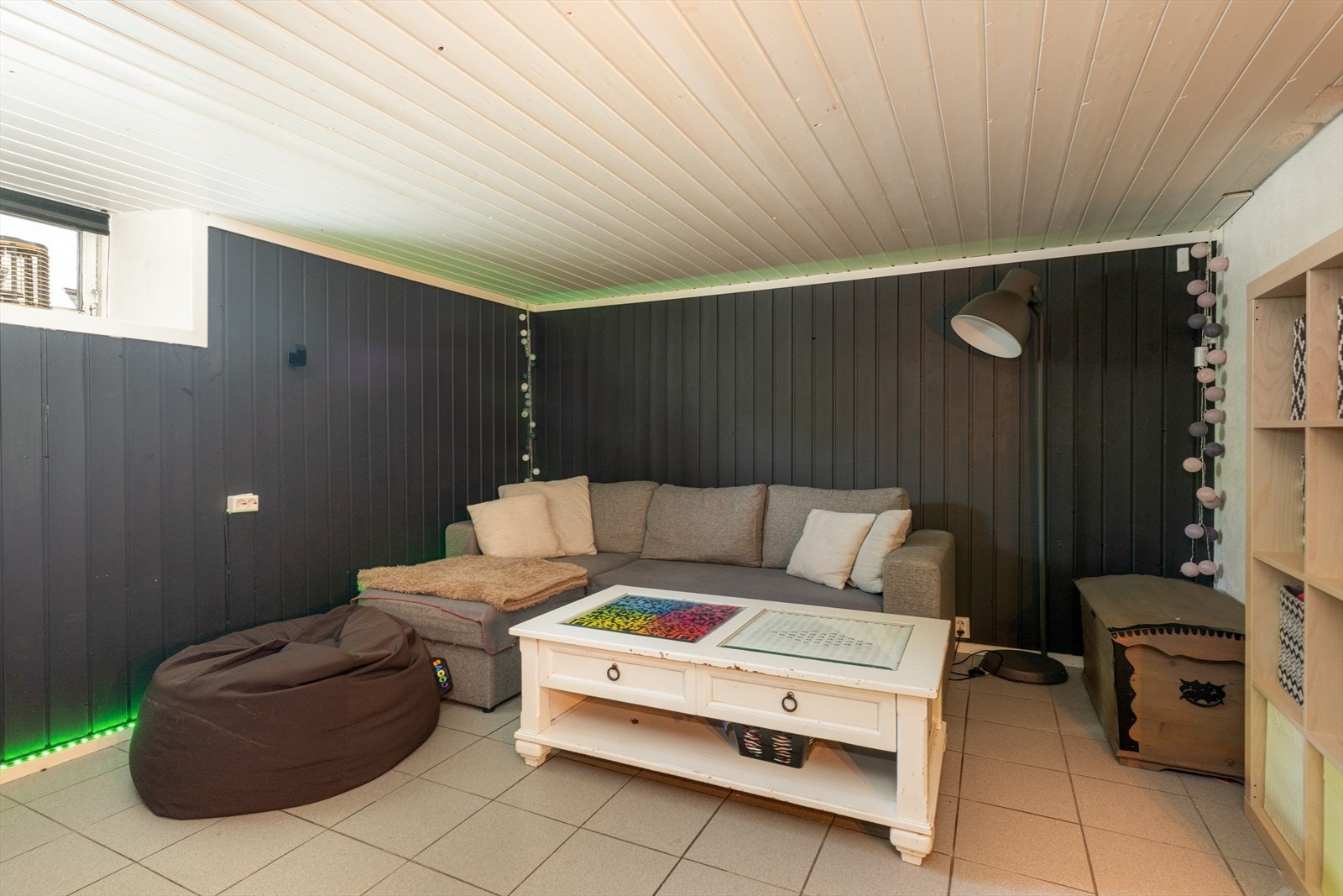 I kjeller er det et innredet rom som i dag benyttes som kjellerstue. Galleribilde