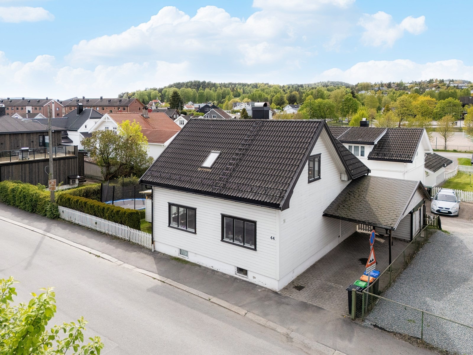 Hagen er lettstelt og pent innrammet med hekk og gjerde. Det er god plass til lek og aktiviteter. Galleribilde