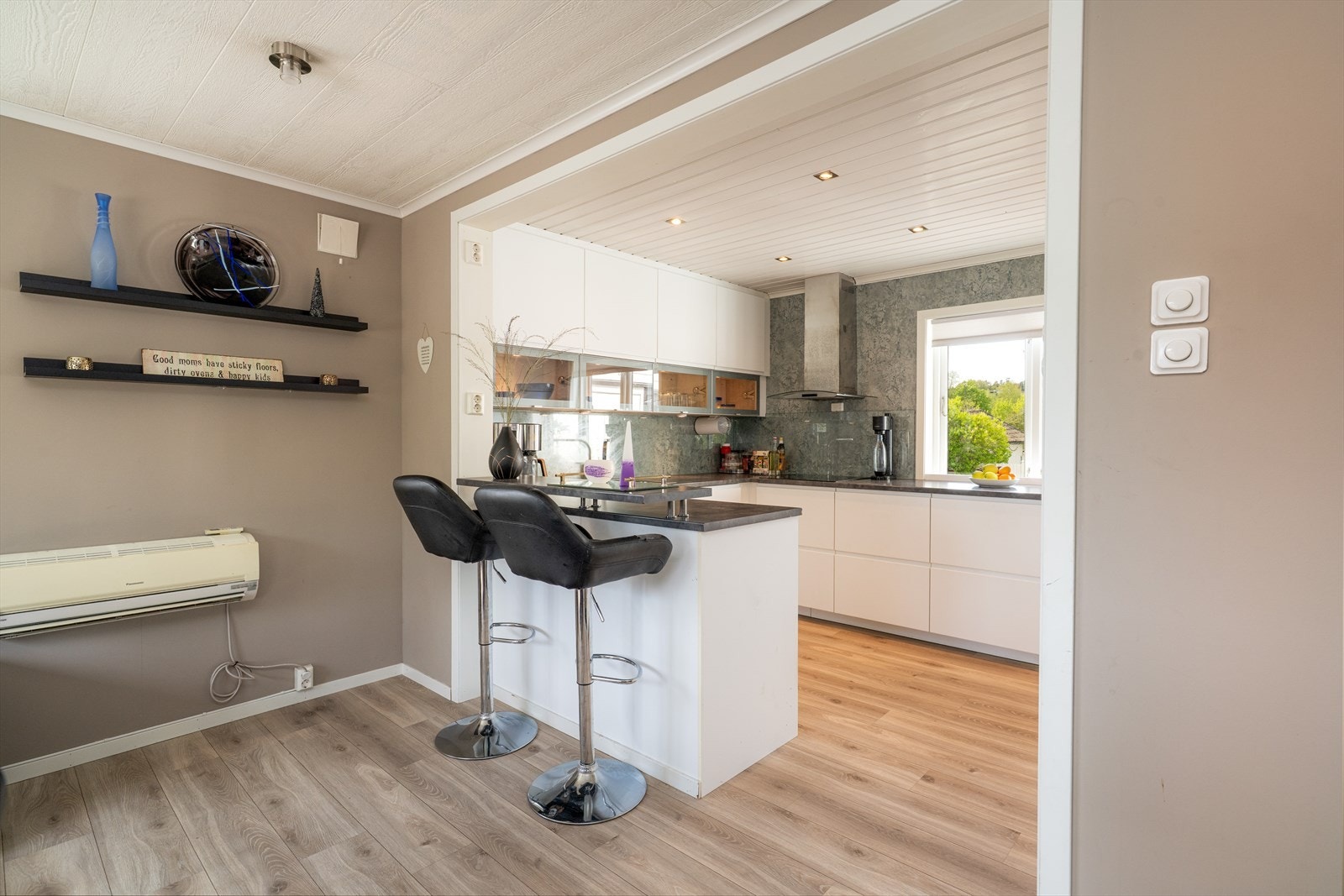 Flott kjøkken med god skap- og benkeplass, og integrerte hvitevarer. Galleribilde