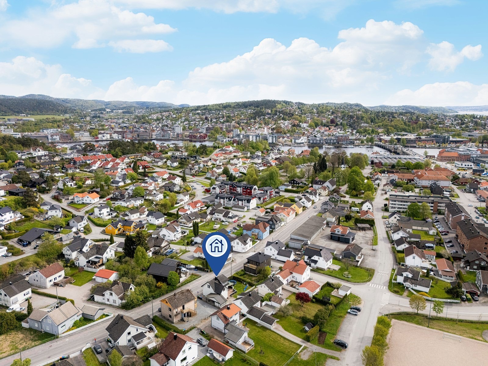 Fra boligen er det kort og trygg skolevei for barna, og rask trilletur til Vestsiden barnehage. Galleribilde