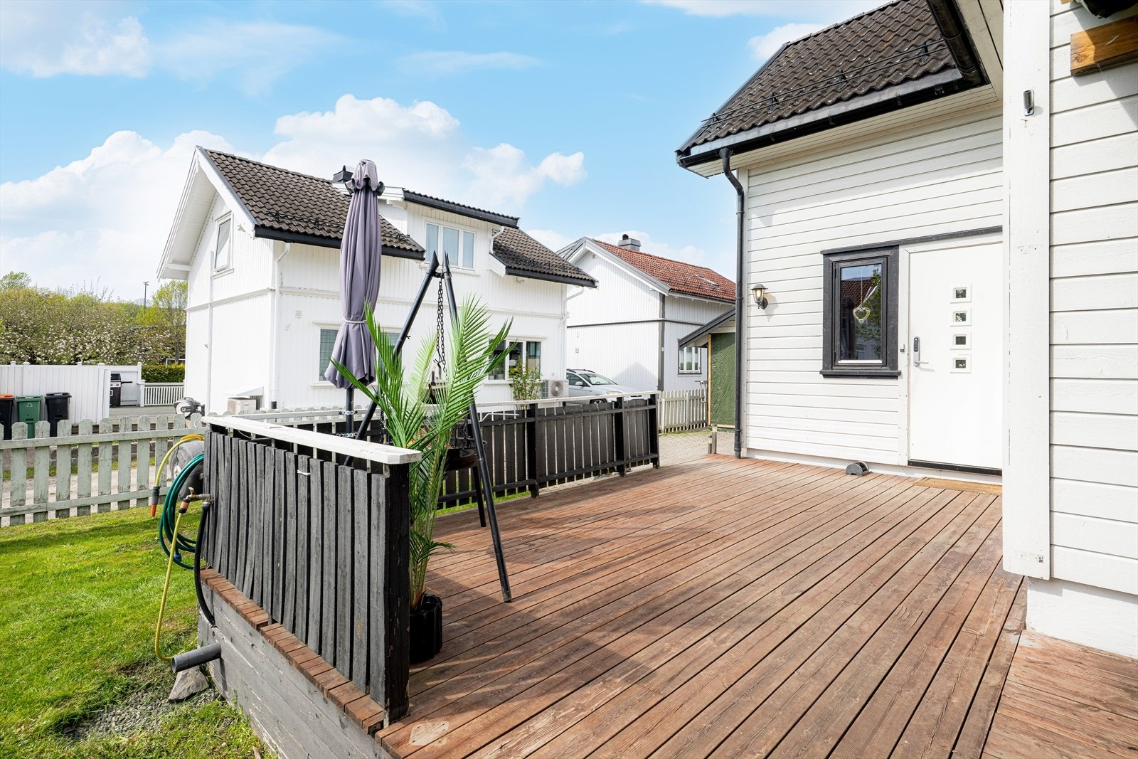 Boligen har fine uteområder med stor, delvis overbygget terrasse på 34 m2, med god plass til utemøbler og grill. Galleribilde