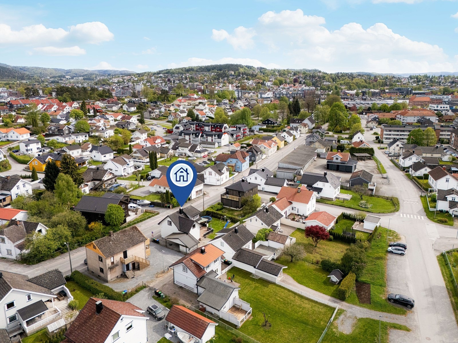 Like over brua ligger også Down Town shoppingsenter. Hyggelige restauranter og uteserveringer langs med elvepromenaden. Galleribilde