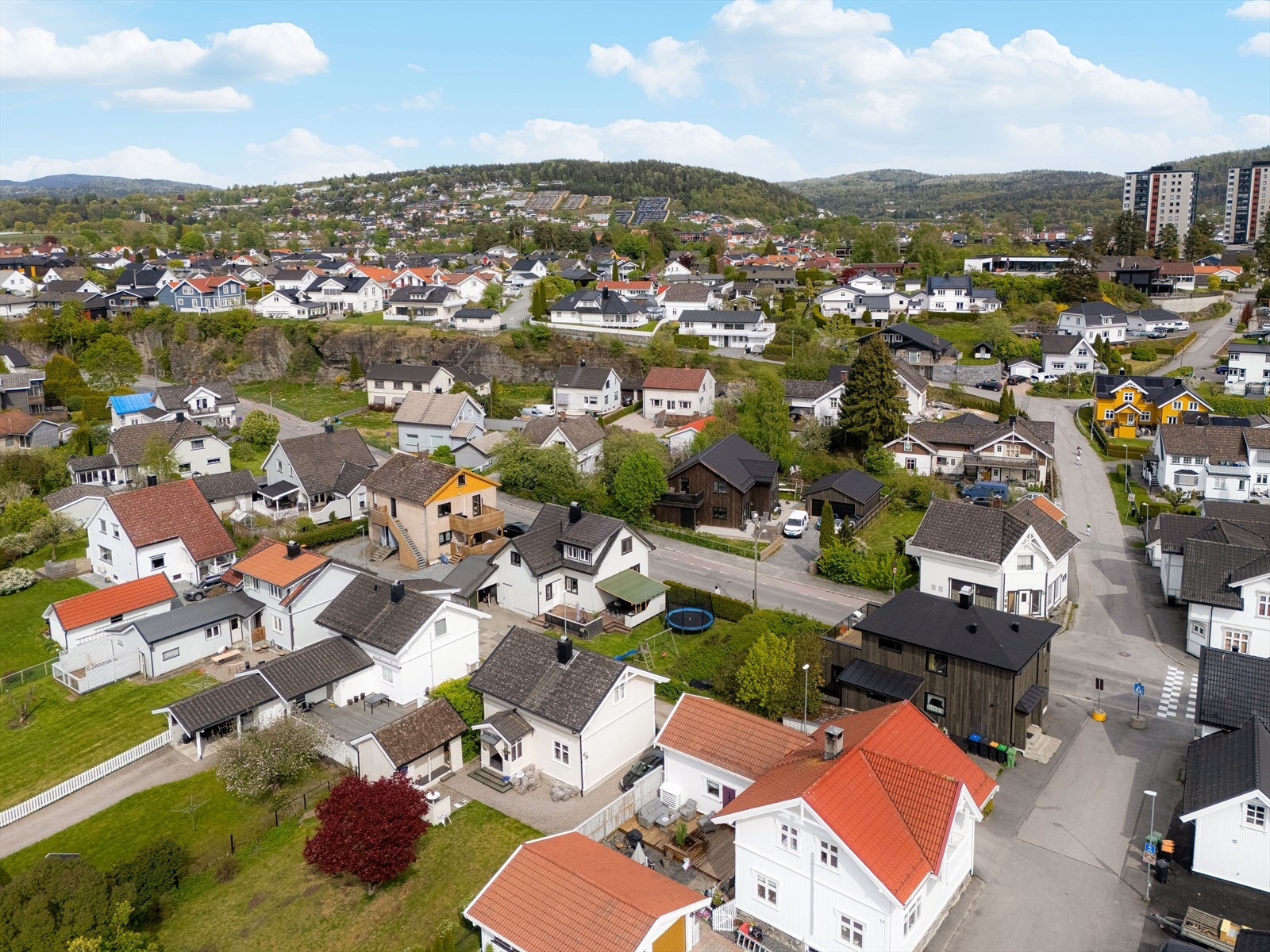 Kun ca. 15 minutters gange over Porsgrunns brua, så er du i Porsgrunn sentrum med alle byens service- og kulturtilbud. Fotballanlegg på Pors stadion ligger like ved, samt padelhall, og idrettshallen på Vestsiden skole som tilbyr bl.a. håndball og turn. Galleribilde