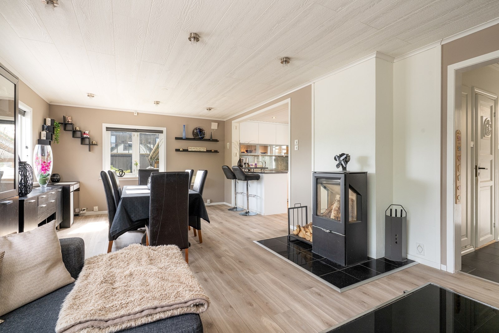 Det er delvis åpen løsning mot kjøkken. Galleribilde