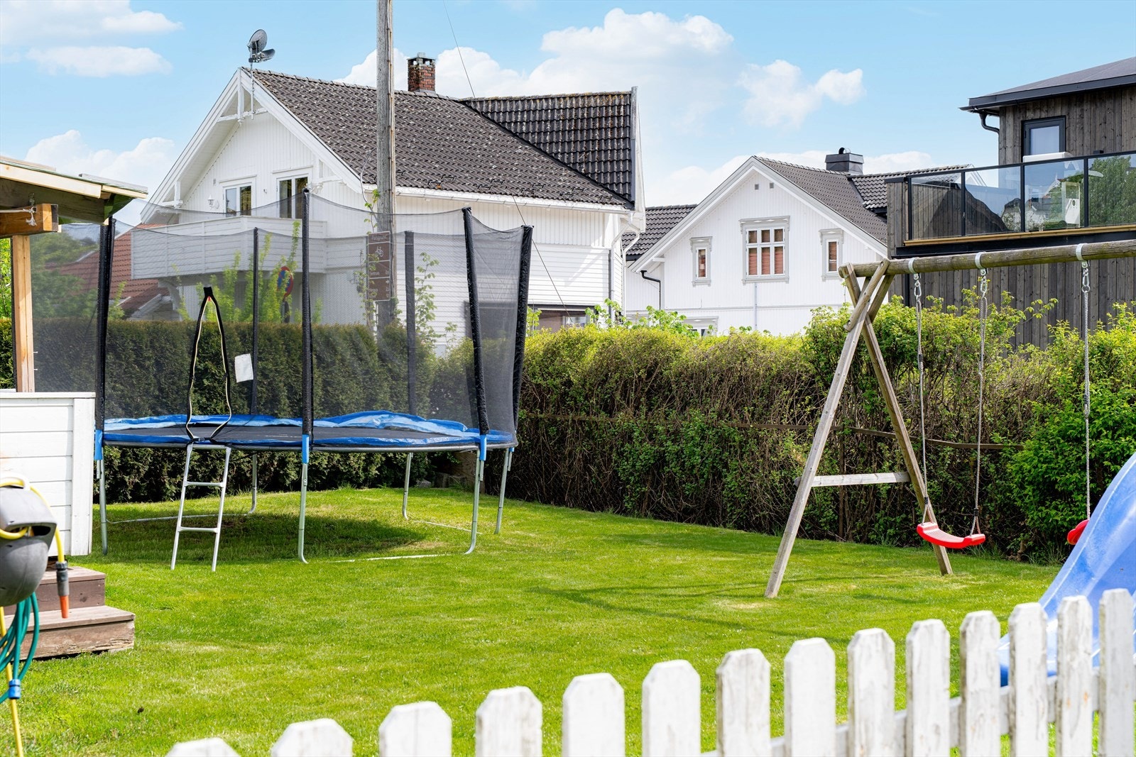 Eiendommen har en solrik og pent opparbeidet tomt med plen og variert beplanting. Galleribilde
