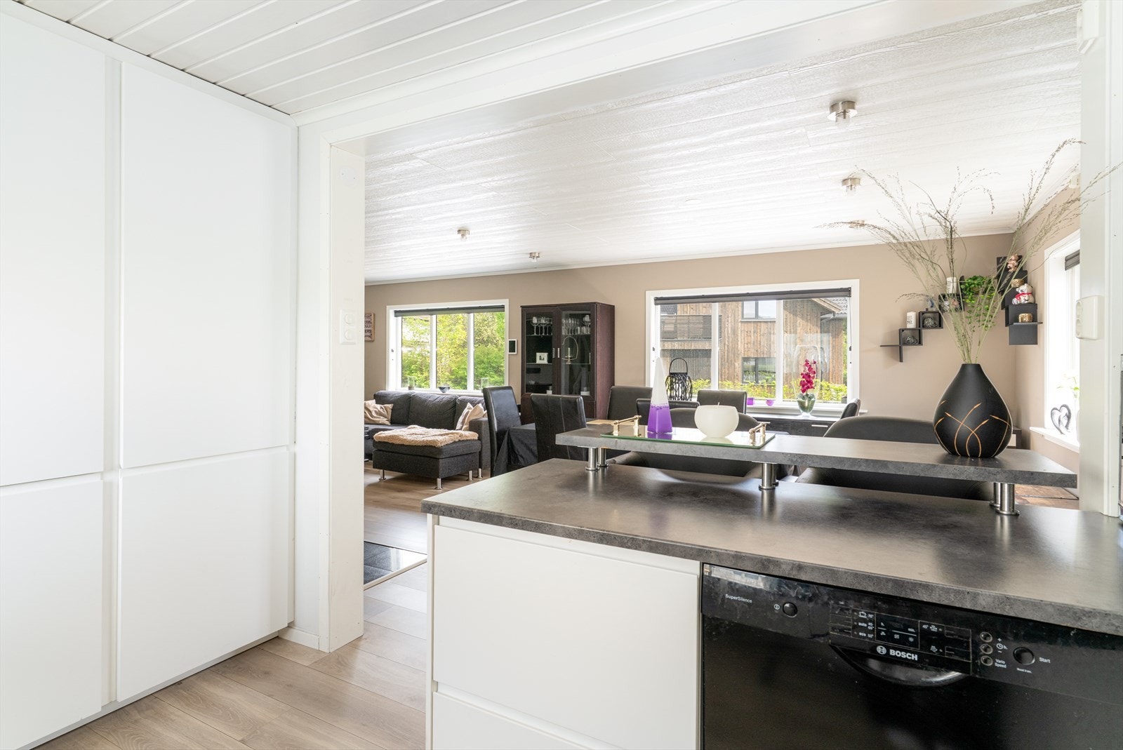 Det er delvis åpen løsning mot stuen, noe som gir en luftig følelse i rommet. Galleribilde