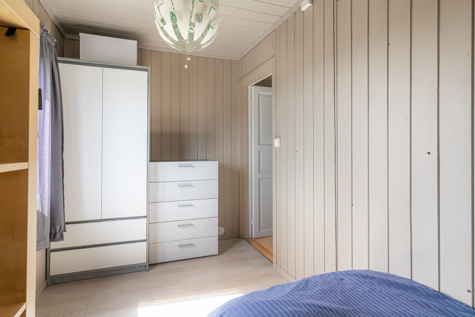 Tre av soverommene har garderobeskap med plass til klesoppbevaring. Galleribilde