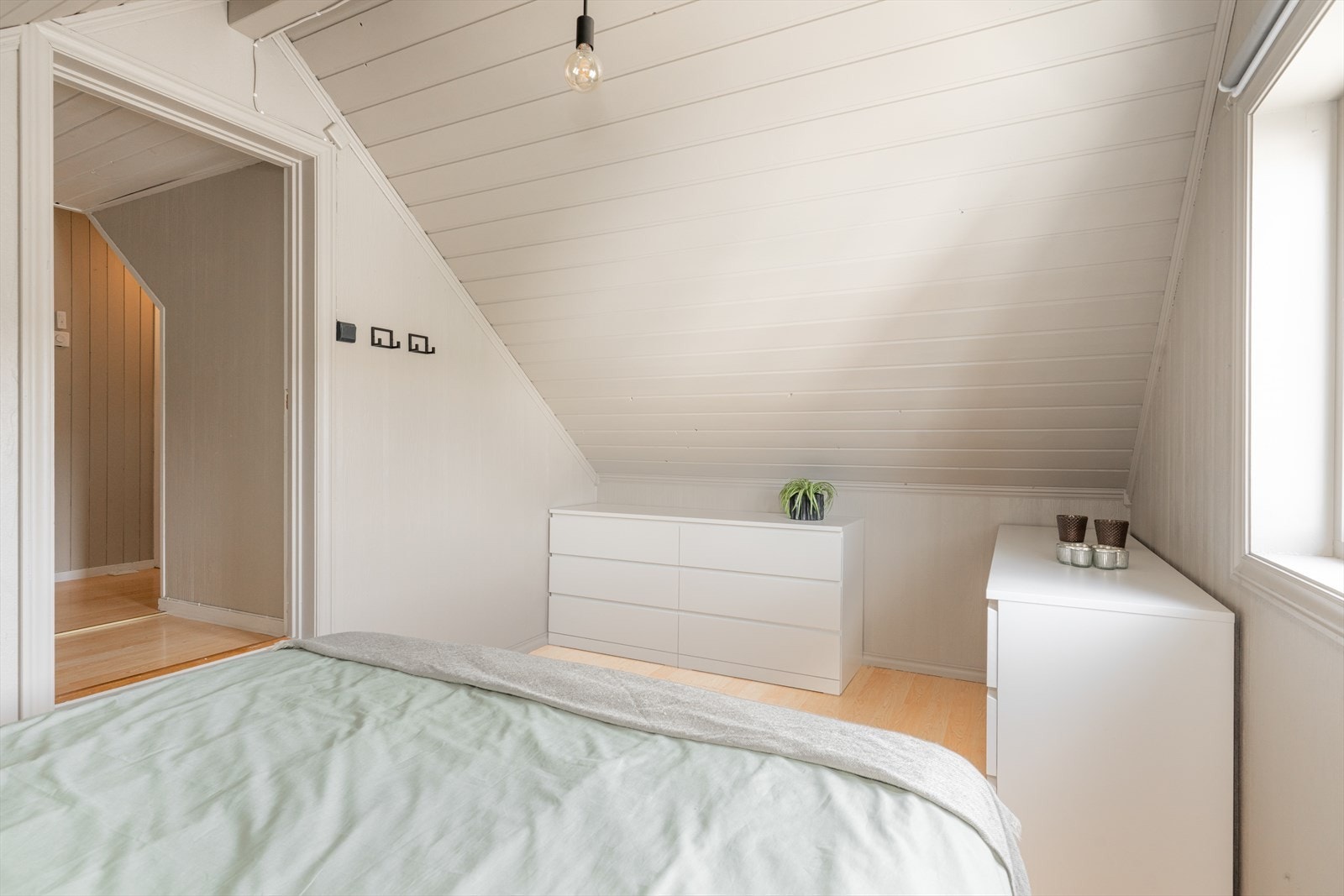 Hovedsoverommet har god plass til dobbeltseng og annen soveromsmøblement. Galleribilde