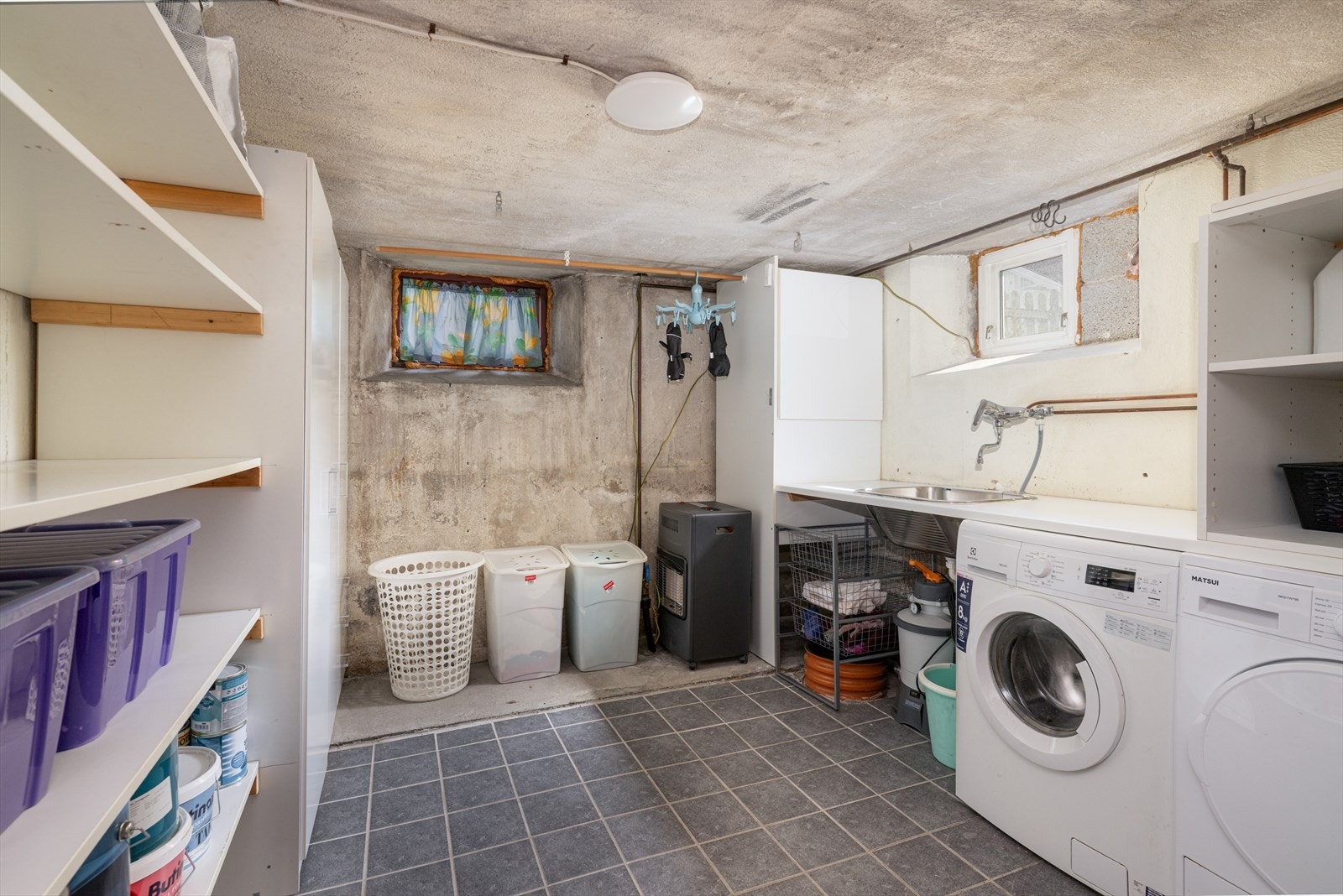 Vaskerommet er innredet med utslagsvask og opplegg for vaskemaskin. Varmtvannsbereder er montert inne i skap. Galleribilde