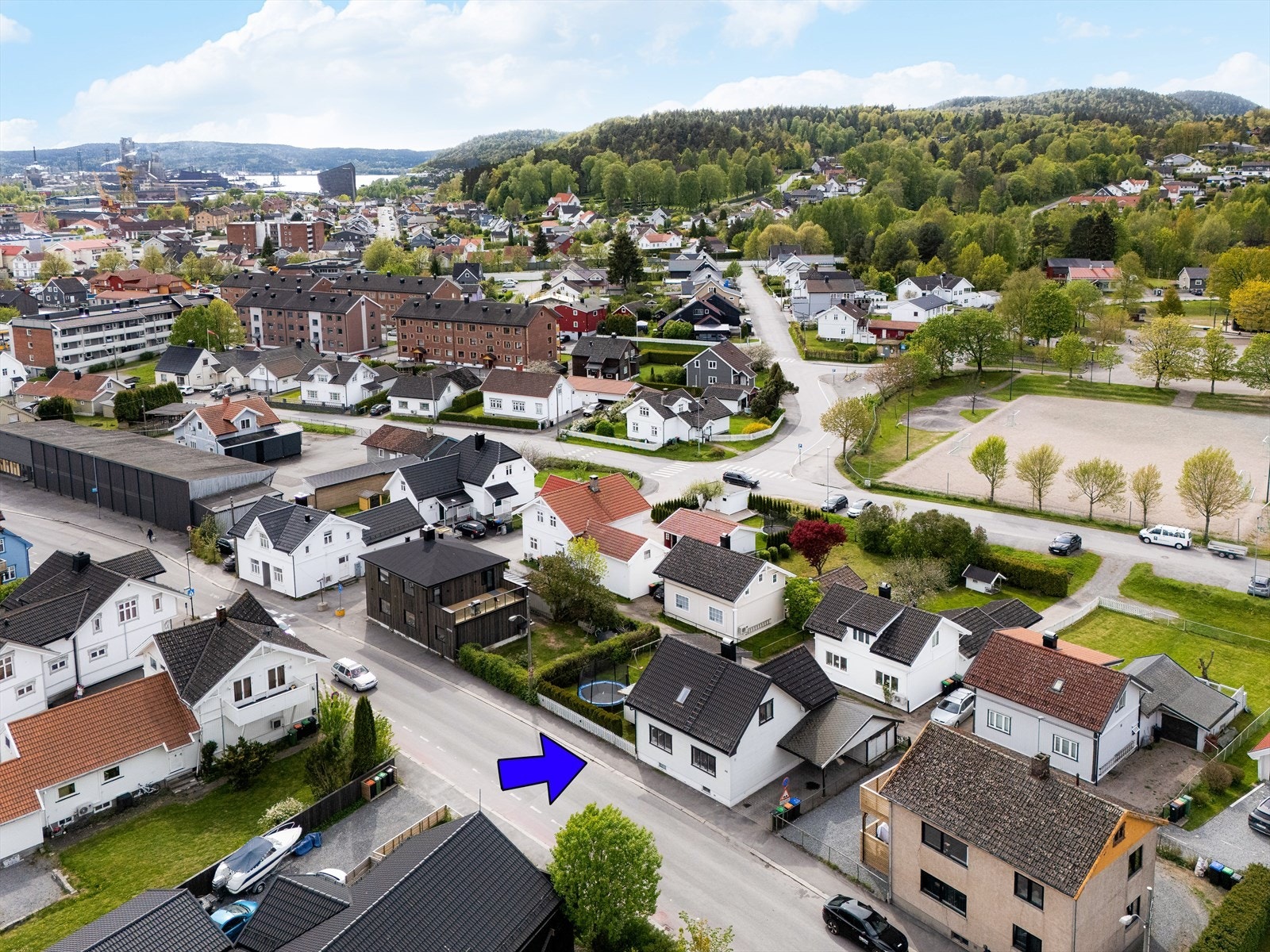 Hyggelig familiebolig med carport og solrike uteområder, sentralt beliggende på Vessia med Vestsiden Skole i umiddelbar nærhet. Galleribilde