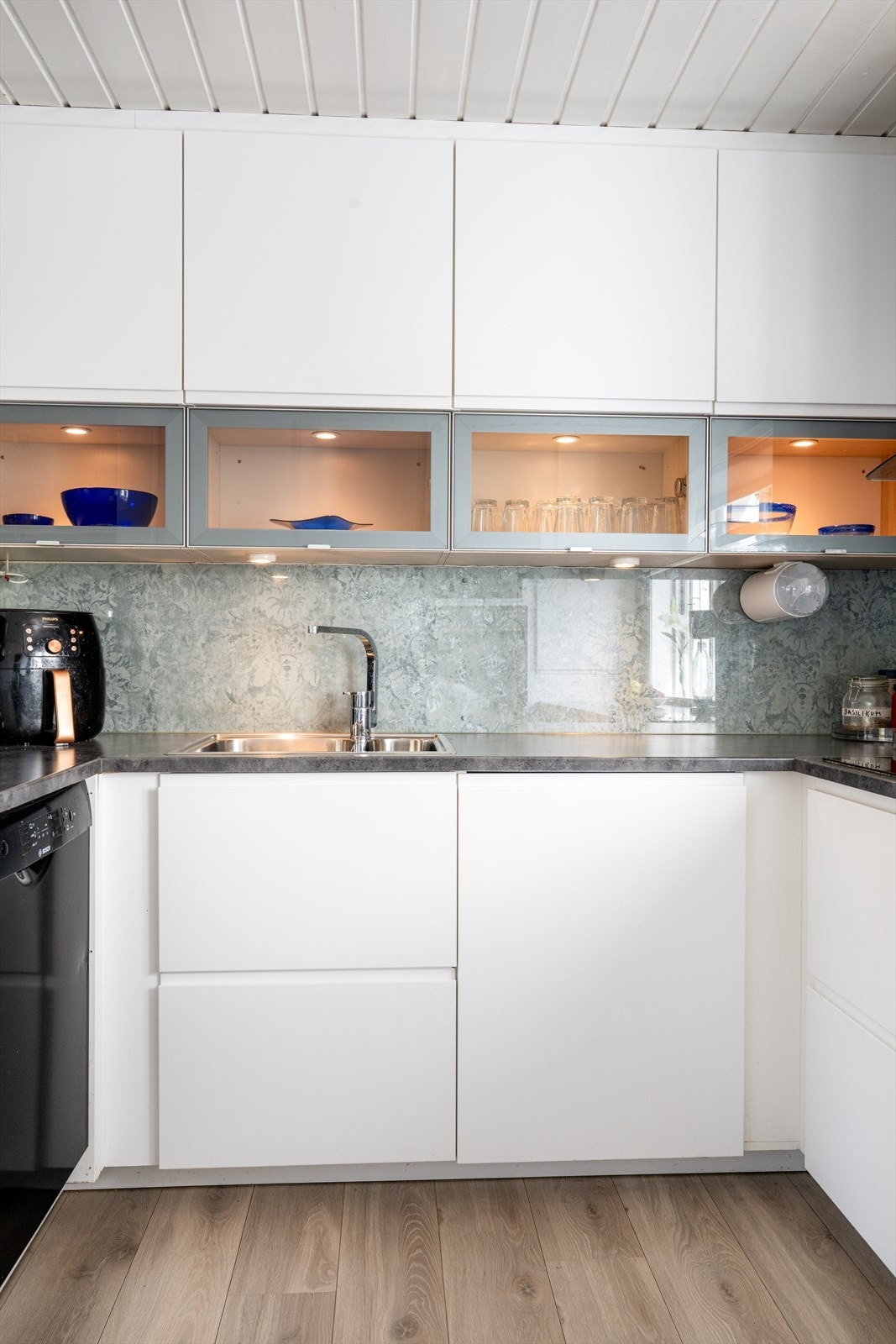 Integrerte hvitevarer er kjøl/fryseskap, oppvaskmaskin, induksjonstopp, micro og stekeovn. Galleribilde