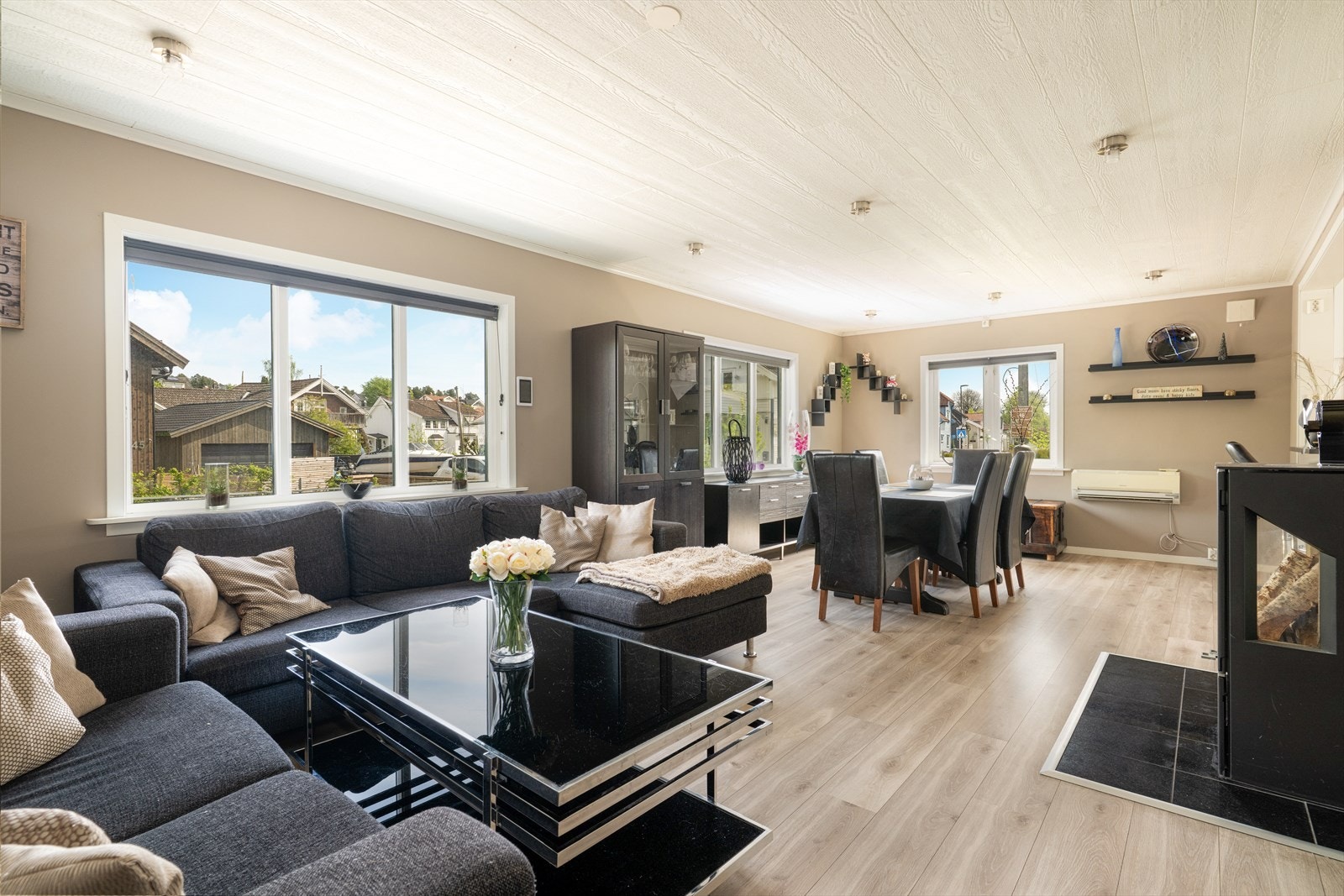 Boligen har en lys og pen stue med plass til både sofagruppe og spisestue. Galleribilde