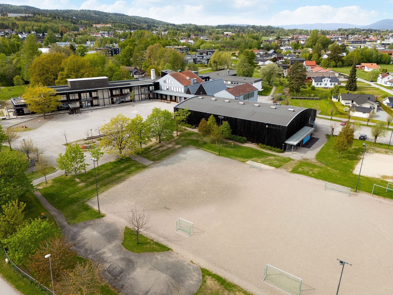 Vestsiden Skole ligger i umiddelbar nærhet med kort og trygg skolevei for barna. Galleribilde