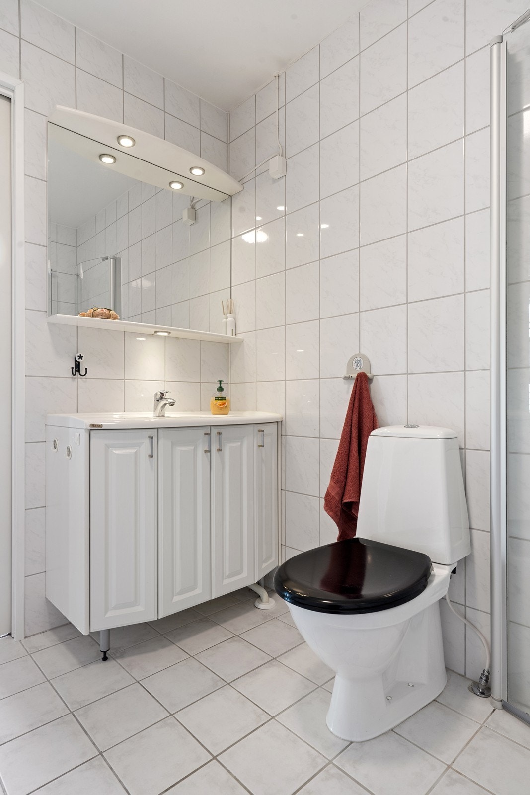 Rommet har innredning med nedfelt servant, gulvfestet toalett, dusjhjørne og opplegg for vaskemaskin. Galleribilde