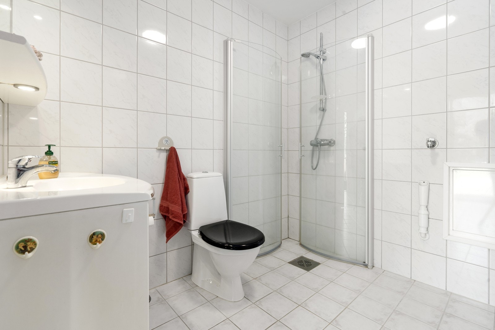 Flislagt bad/vaskerom fra byggeår. Galleribilde