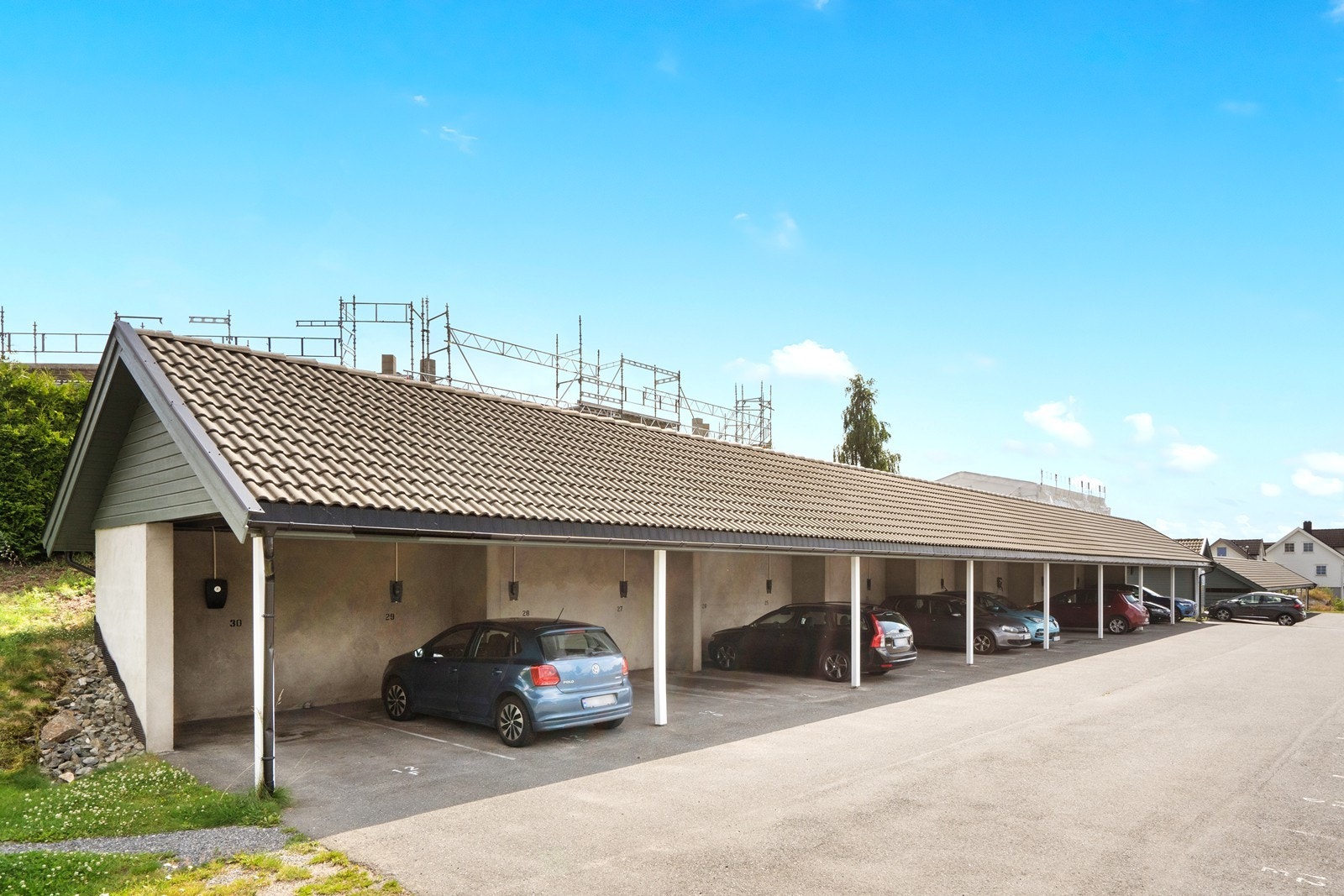 Det medfølger parkeringsplass i carport. Galleribilde