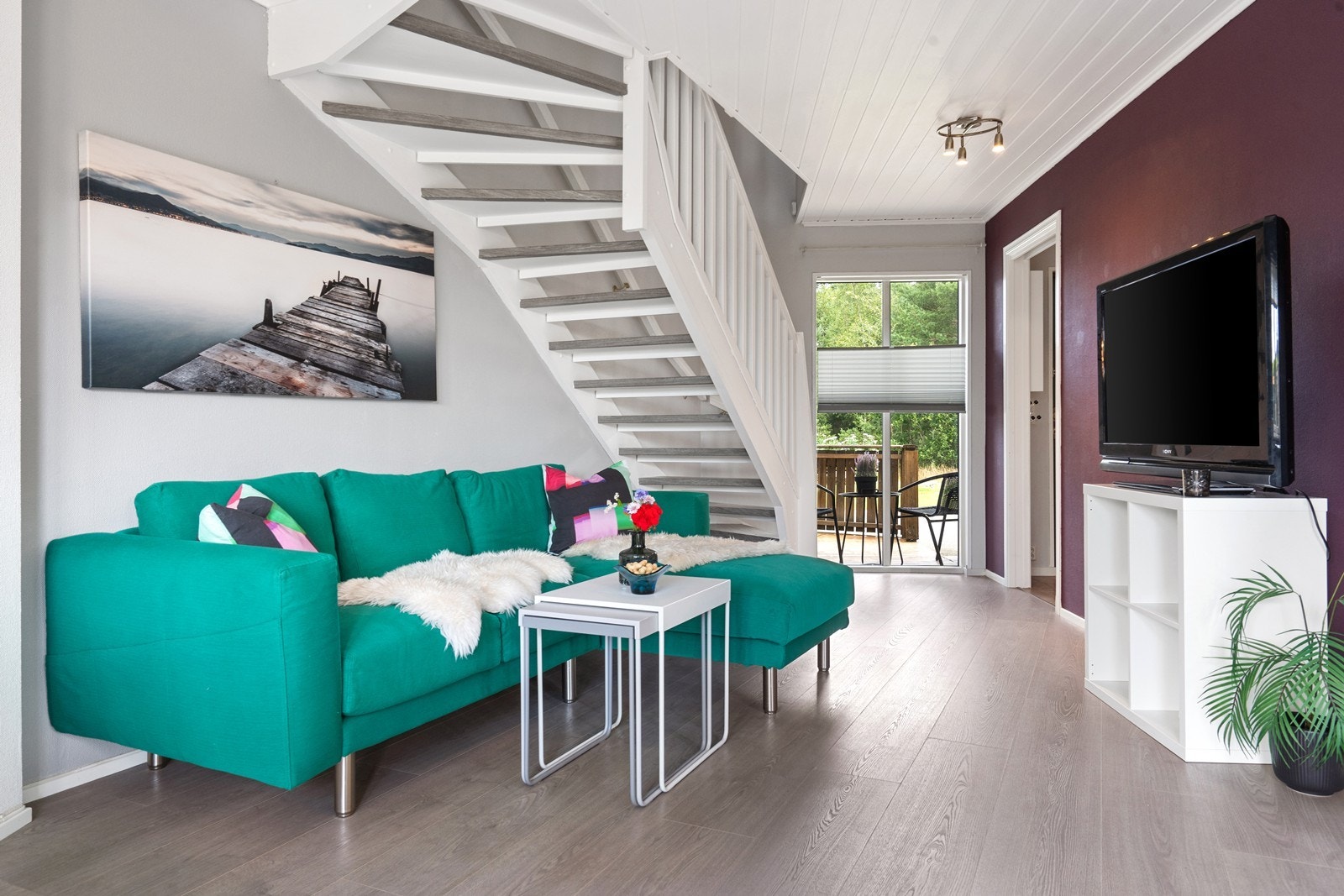 Hyggelig stue med plass til salong og spisemøblement. Galleribilde