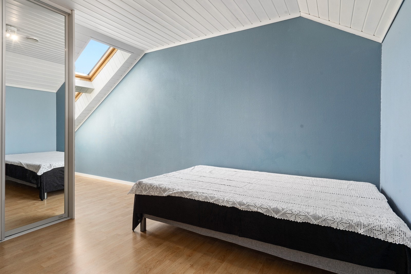 Boligen har to romslige soverom, begge beliggende i 2. etasje. Galleribilde