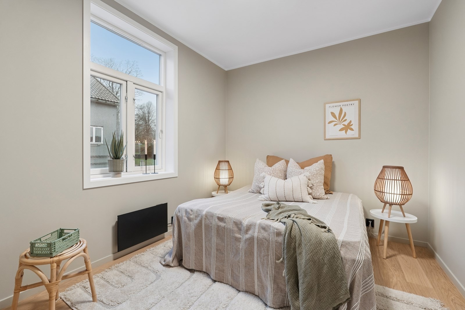 Leiligheten byr på hele fire romslige soverom, noe som gir fleksible innredningsmuligheter. Det største soverommet egner seg perfekt som foreldresoverom med god plass til garderobeløsning. Galleribilde