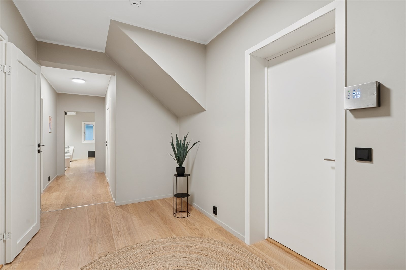 Entréen har god plass til å etablere en praktisk garderobeløsning. Galleribilde