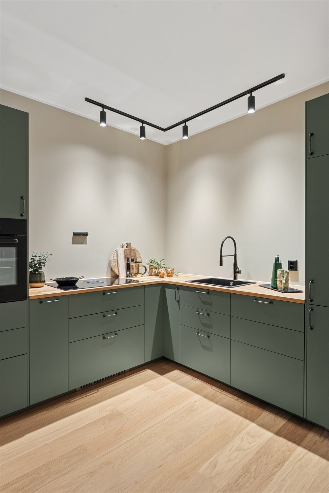 Fronter og skrog av foliert spon, samt eikefinert benkeplate. Komfyrvakt og vannstopper. Platetopp med innbygget ventilator har kullfilter. Hvitevarer som ooppvaskmaskin, stekeovn og kjøleskap. Galleribilde