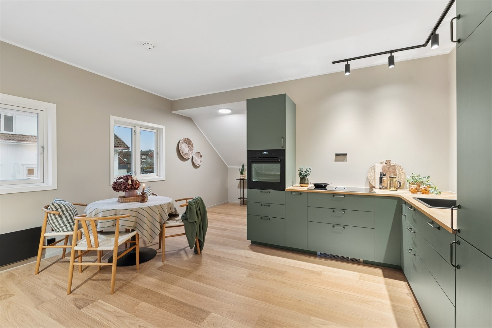 Stilfullt og velutstyrt kjøkken med god skap- og benkeplass og innredning slik at matlagingen forenes med sosialt samvær. Galleribilde