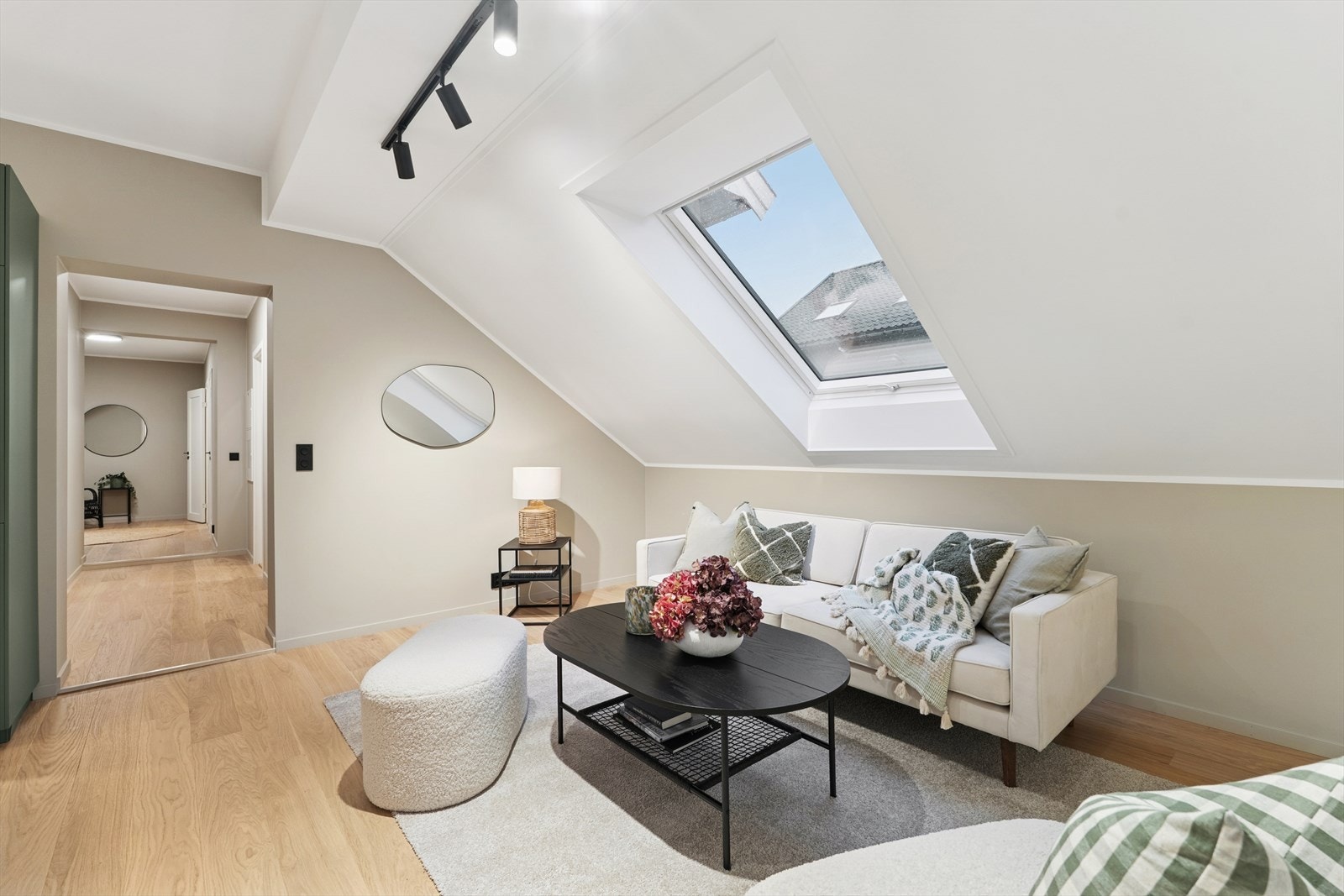 Stuen er lys og åpen med god plass til sofagruppe med tilbehør. Galleribilde